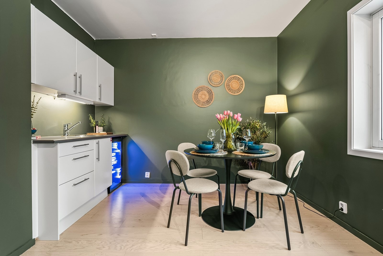 Lyst og fint kjøkken med god skap- og benkeplass. Galleribilde