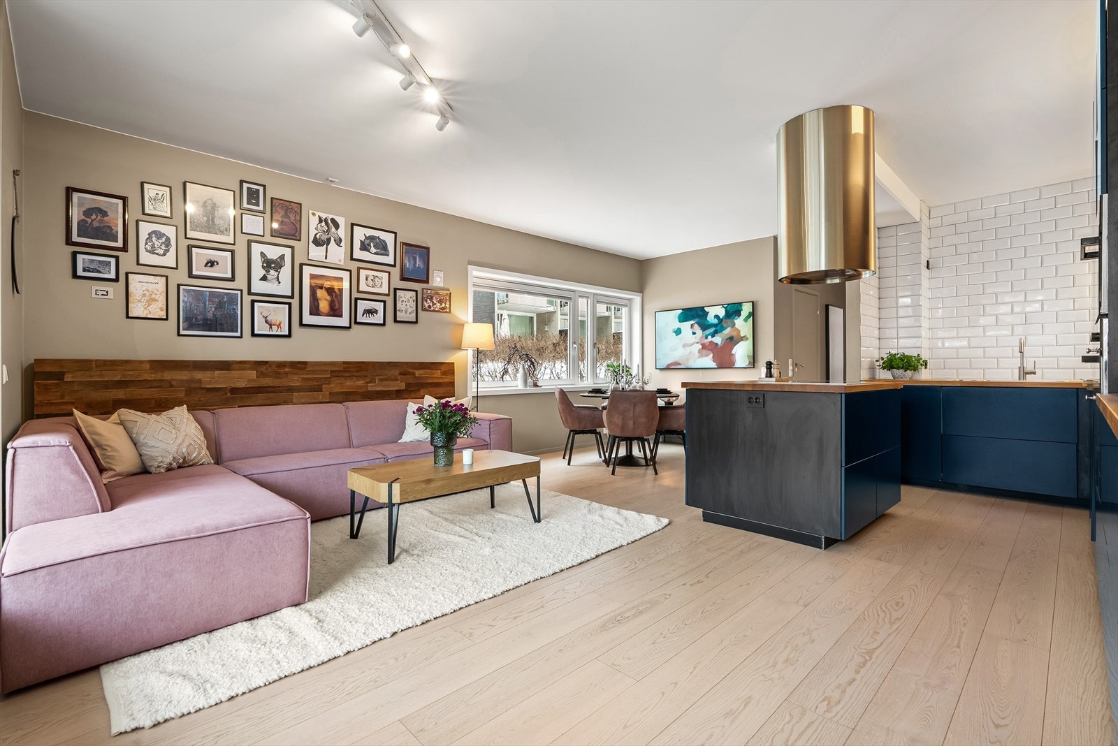 La oss starte med å ta en titt på hovedleiligheten, en flott 3-roms, med en god og moderne åpen stue/kjøkkenløsning. Galleribilde