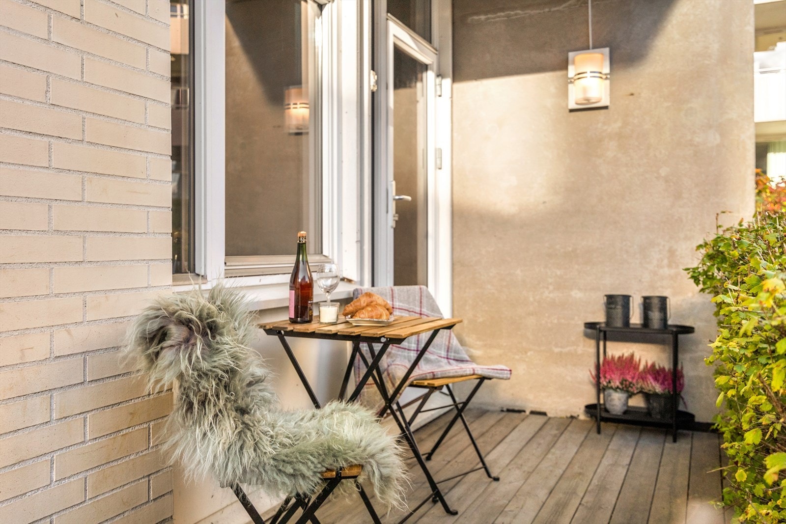 Leilighetens andre uteplass ligger østvendt til og har morgen- og formiddagssol. Et hyggelig uteareal som egner seg perfekt til f.eks. en morgenkaffe. I tillegg har den jo utgang fra hovedsoverommet. Galleribilde