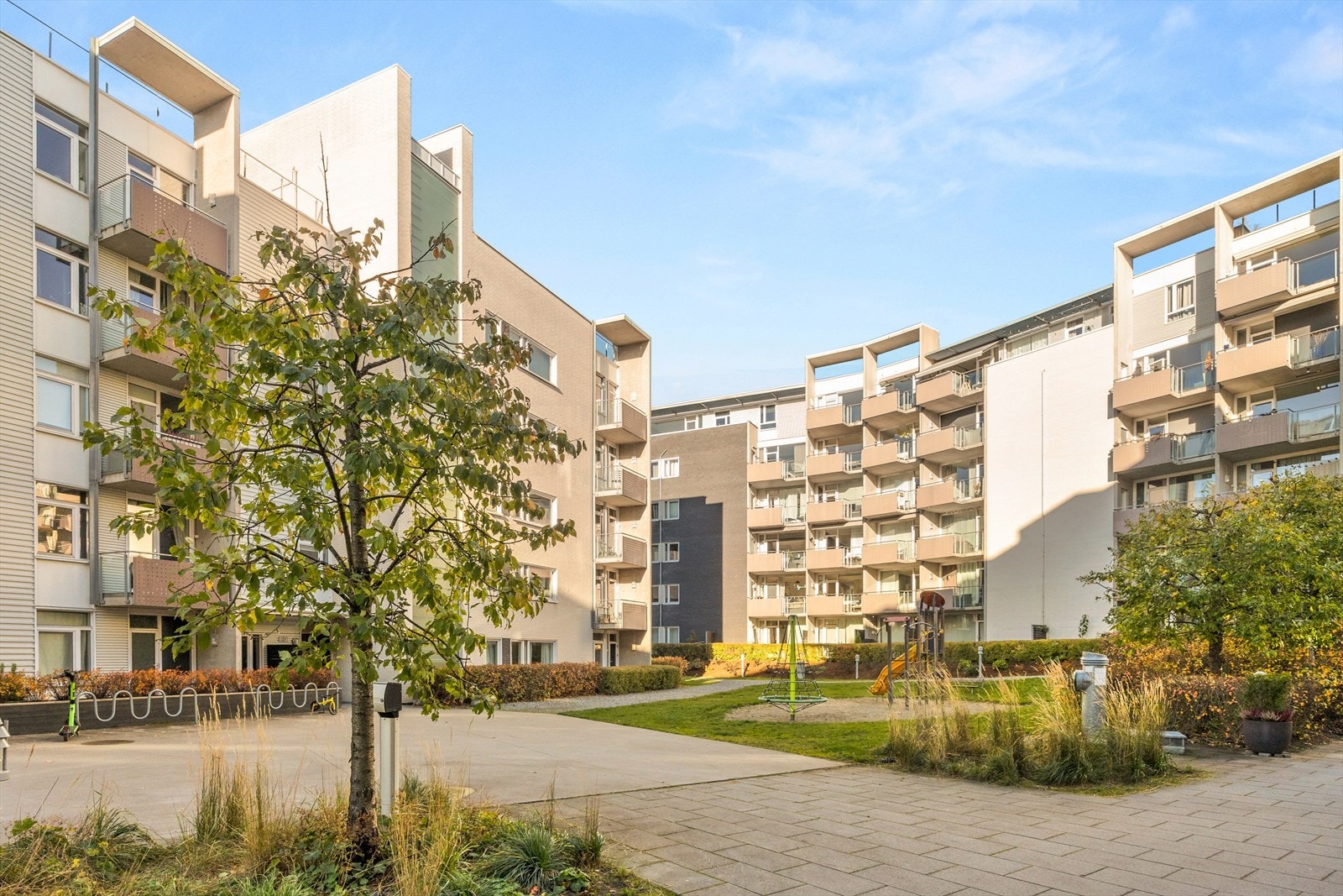 Et godt sameie med opparbeidene grøntarealer, hyggelige gangstier og lekeplasser. Både barnevennlig og sentralt. Galleribilde
