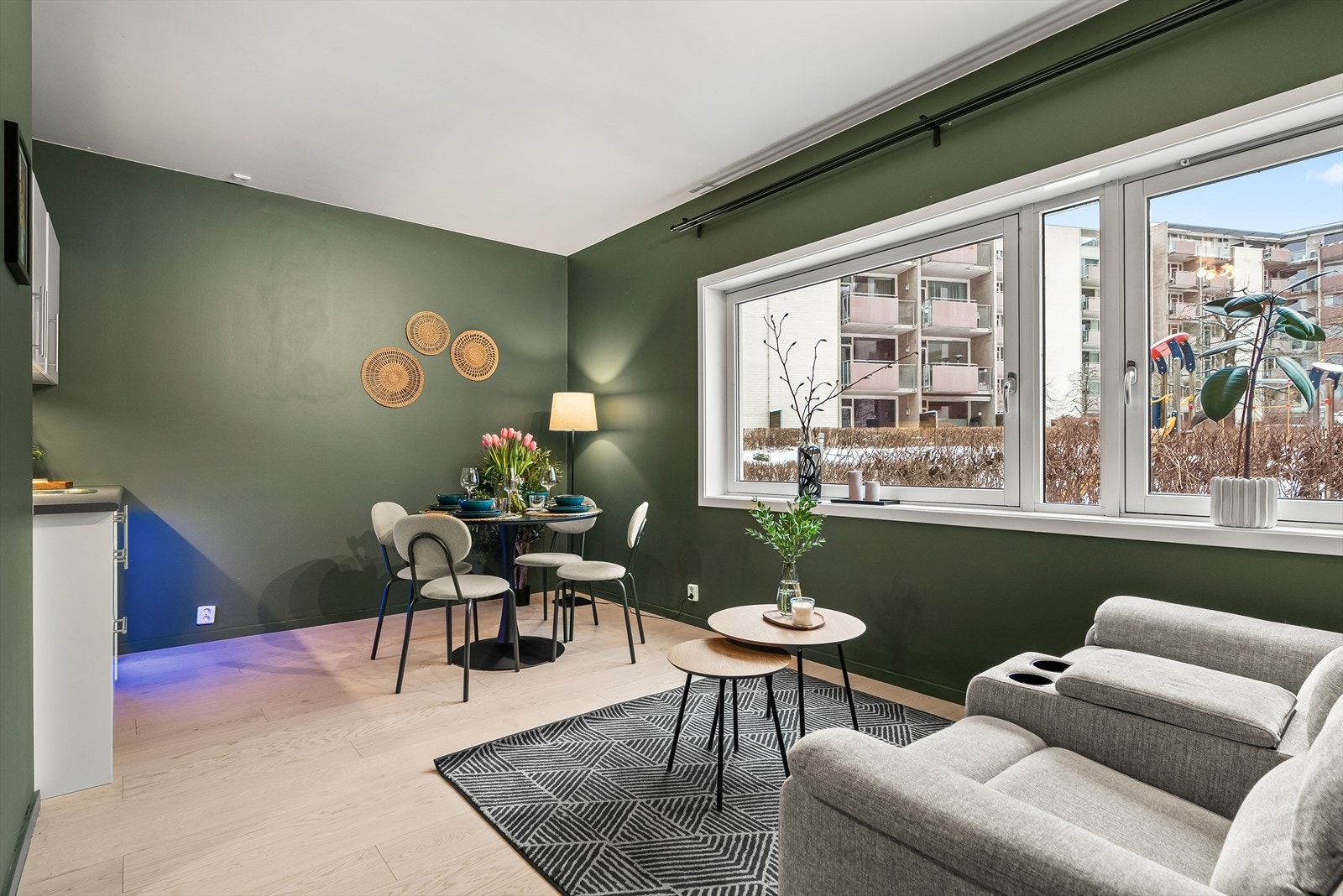 Også hybelleiligheten har godt med lysinnslipp fra store vindusflater. Galleribilde