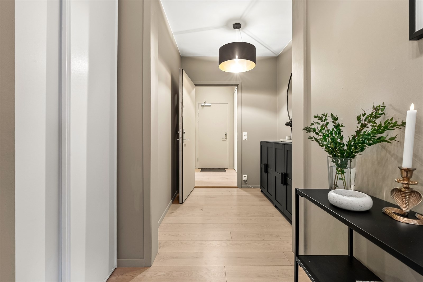 Leiligheten har en innbydende og svært romlig entré/gang som skaper et umiddelbart godt førsteinntrykk. Her er det også god plass til oppbevaring av yttertøy i den romslige skyvedørsgarderoben. Galleribilde