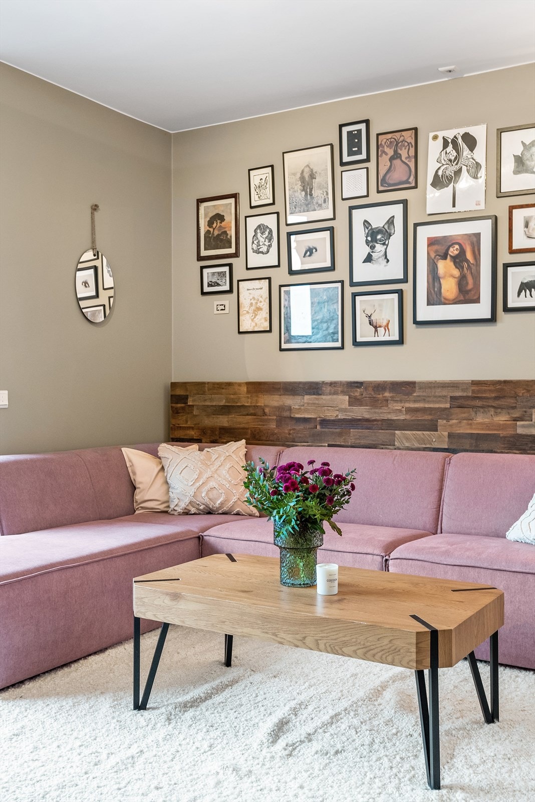 Stuen er enkel å møblere og har en naturlig og fin plass til f.eks en vinkelsofa. Galleribilde