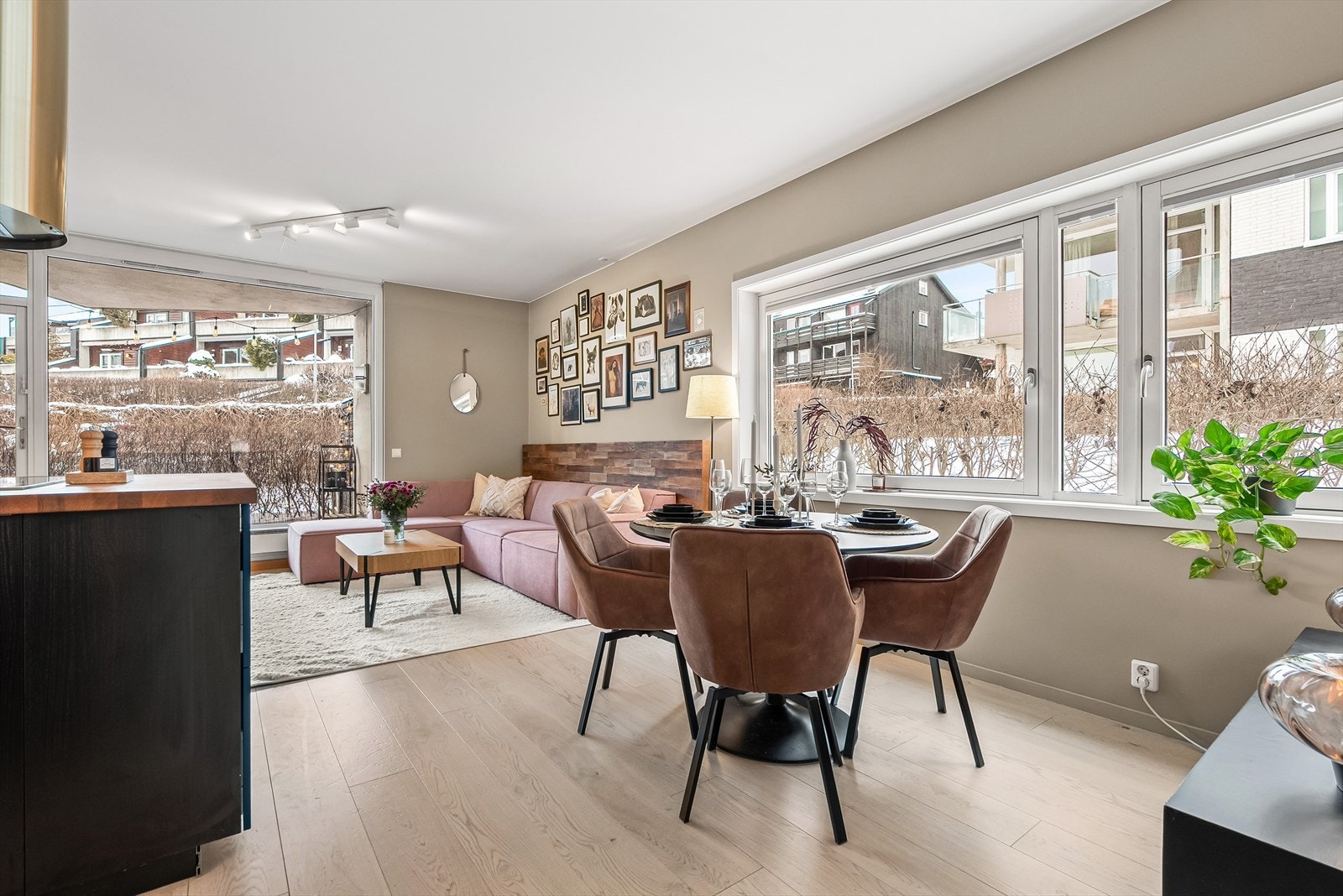 Store vindusflater slipper inn rikelig med lys inn i den flotte hjørneleiligheten. Ekstra skjerming rundt leiligheten blir det sommerstid med grønn og frodig hekk. Galleribilde