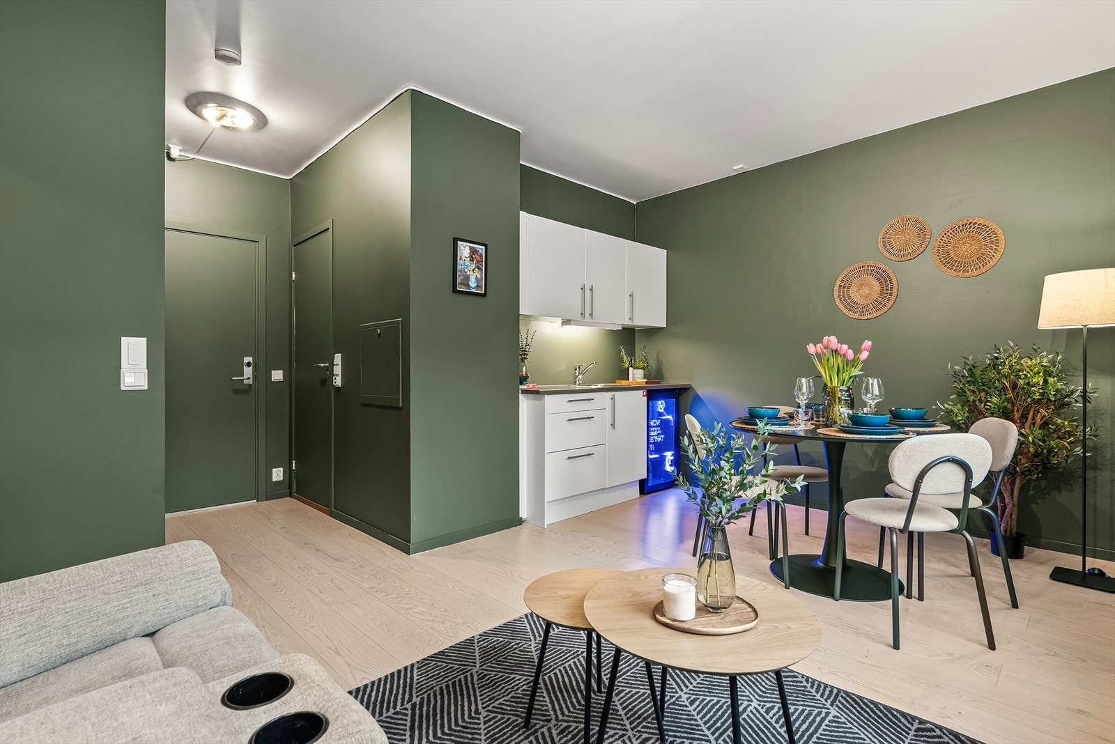 Bruk hybelen som et eksklusivt masterbedroom med "ensuite bathroom", eller lei den ut og få en skattefri ekstrainntekt på ca. kr. 15.000 per måned. Kort oppsummert: En superfleksibel og flott leilighet! Galleribilde