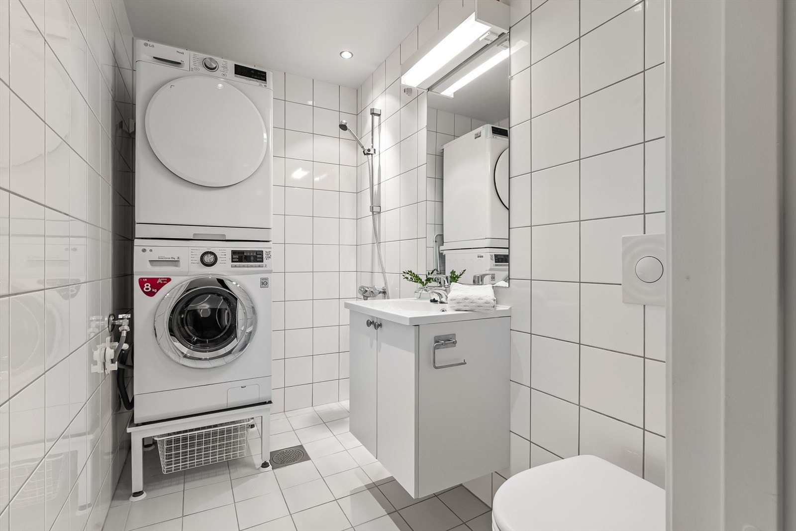 Badet i hybelen har elektrisk gulvvarme og downlights i himling. Badet er videre innredet med vegghengt klosett og dusjhjørne. Det er opplegg til vaskemaskin i begge baderom. Galleribilde