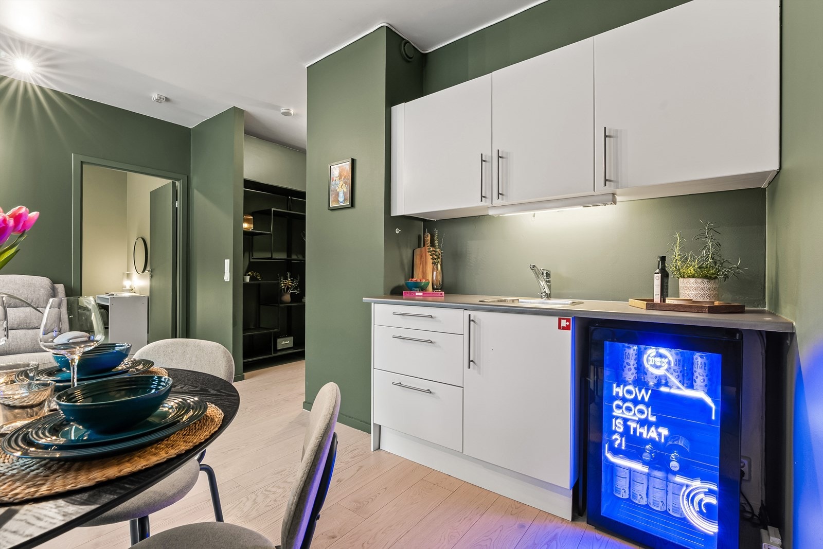 Kjøkkenet har glatte fronter, laminat benkeplate med nedfelt vaskekum, samt overskap. Galleribilde