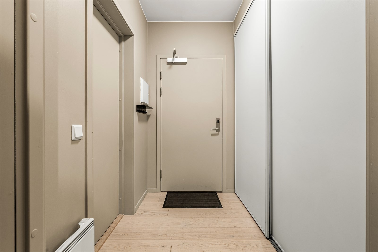 Hoveddelen og hybeldelen er forbundet via en felles gang, som gir praktisk adkomst mellom de to områdene. Perfekt for både utleie og om man ønsker å benytte seg av hele leiligheten selv. Galleribilde