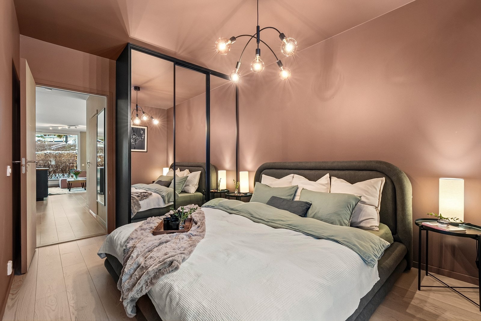 Hovedsoverommet er romslig, med god plass til dobbeltseng, nattbord og tilhørende møbler. Rommet har også rikelig med oppbevaringsplass i moderne skyvedørsgarderobe med speilfronter. Galleribilde