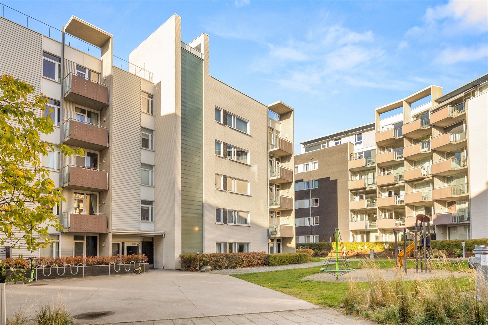 Nydalen Kvarter Sameie er et populært boligsameie som består av 384 boligseksjoner og 2 næringsseksjoner. Galleribilde