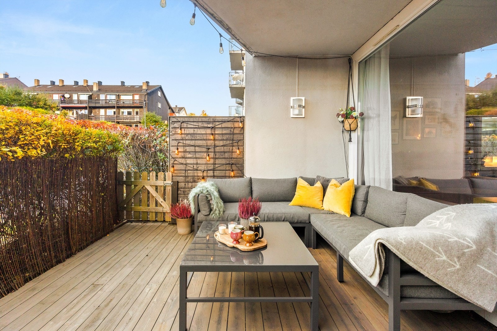 Om sommeren blir hekken frodig og grønn og skjermer for innsyn. Galleribilde