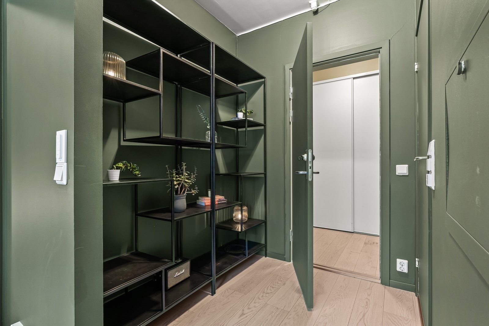 La oss nå ta en titt inn i hybelen. Hybelen er en god 2-roms bestående av oppholdsrom/stue med åpent kjøkken, soverom og eget bad. Galleribilde