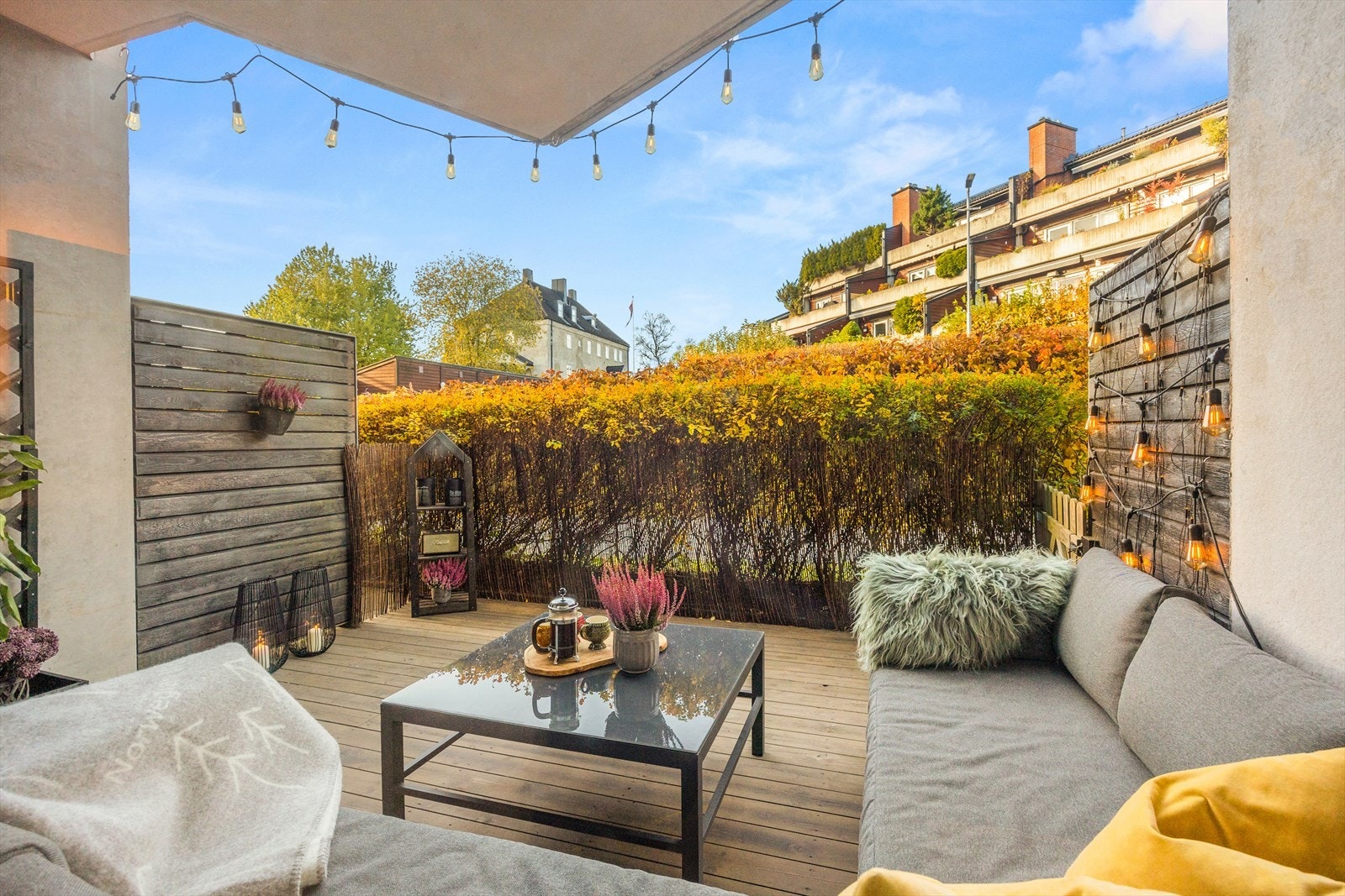 Hele leiligheten ligger stille og rolig til, tilbaketrukket fra trafikkert vei, men samtidig svært sentralt til i flotte og attraktive Nydalen. Galleribilde