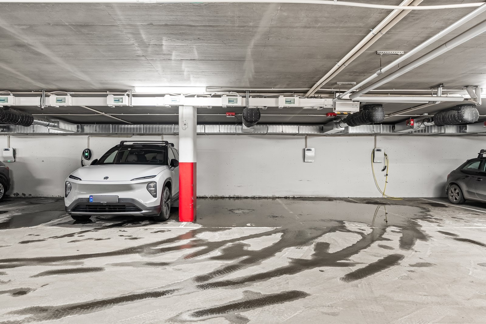 Det medfølger en garasjeplass i lukket garasjeanlegg med mulighet for å installere ellader. Galleribilde