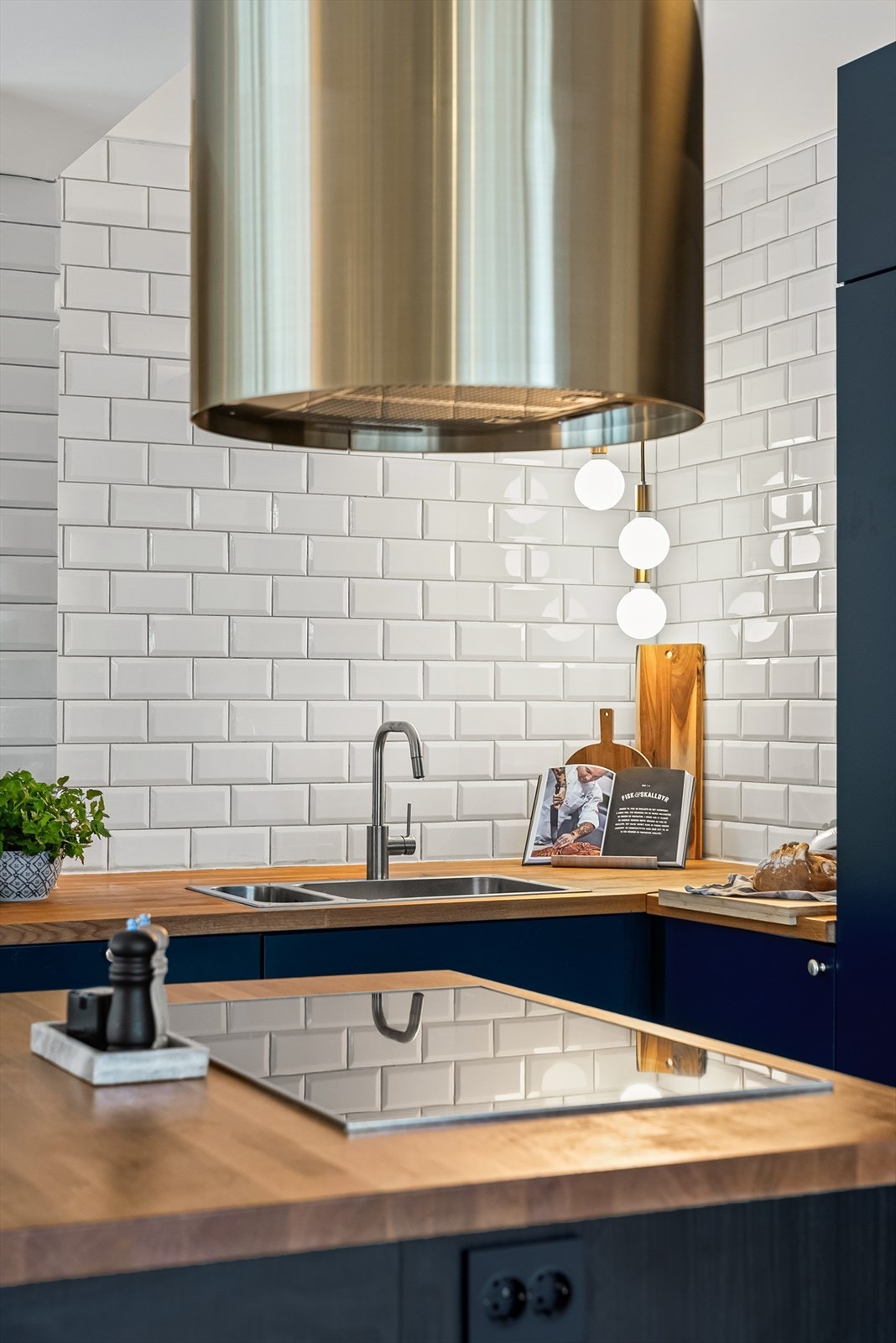 Kjøkkenet er utstyrt med Integrert kjøleskap, fryseskap, oppvaskmaskin, induksjonstopp, micro og stekeovn. Lekre fliser på vegg. Galleribilde