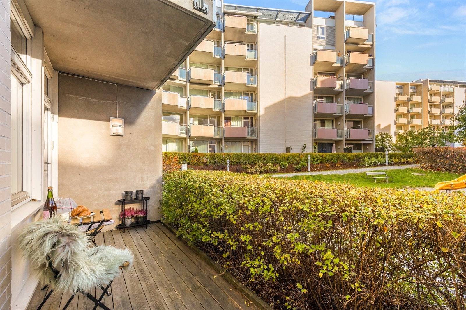 Med markterrasser i begge ender har leiligheten rikelig med sol så og si hele dagen. I tillegg er det også en stor og superfin felles takterrasse med både utsikt og sol fra morgen til kveld. Galleribilde