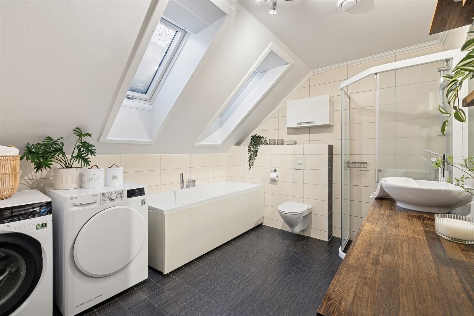 Badet er utstyrt med både dusj og badekar. Galleribilde