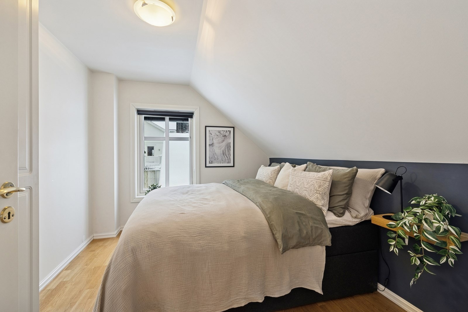 Boligen har en barnevennlig planløsning med soverommene på samme plan. Galleribilde