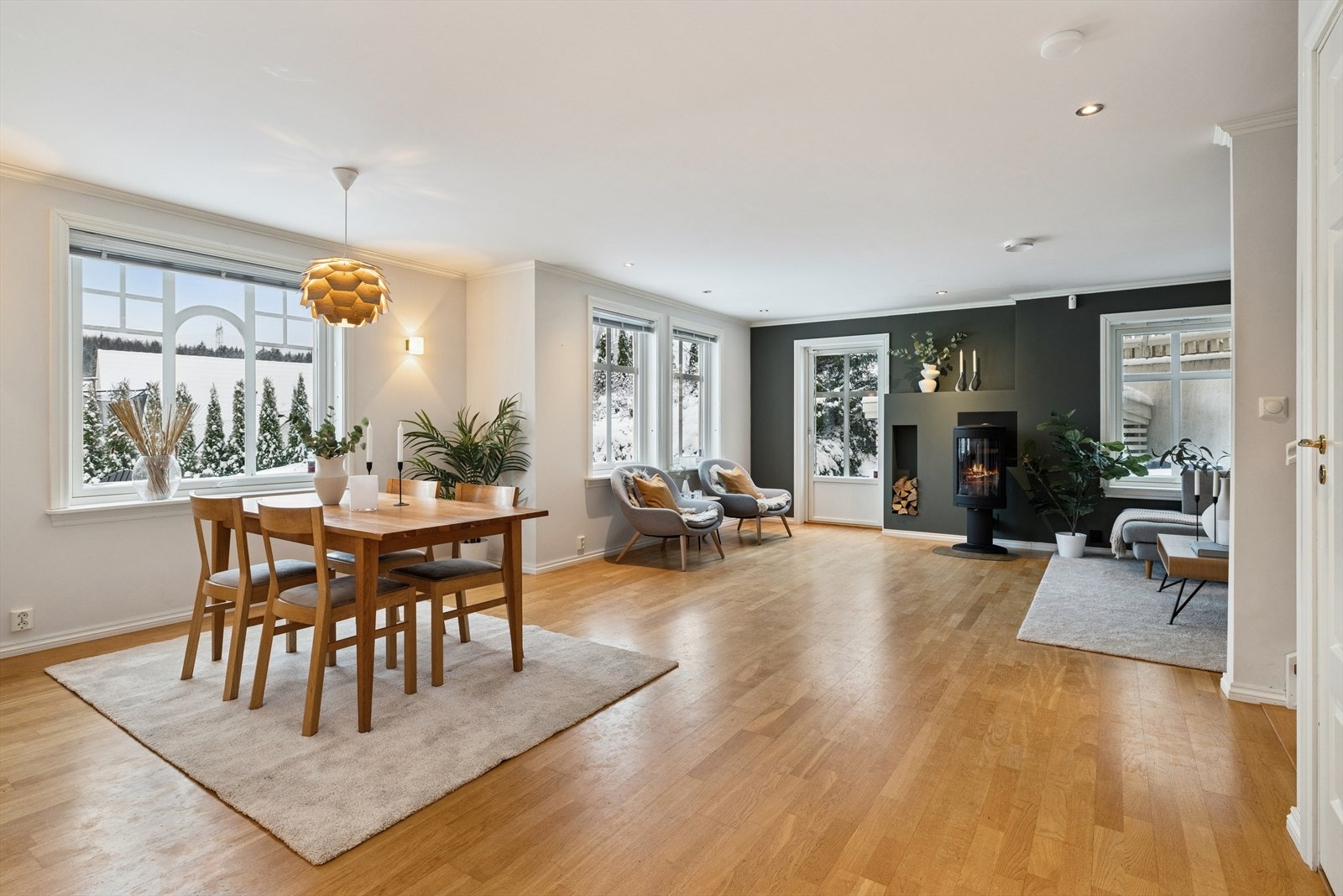 I 1. etasje ligger boligens sosiale oppholdsrom; stuen/spisestuen. Galleribilde