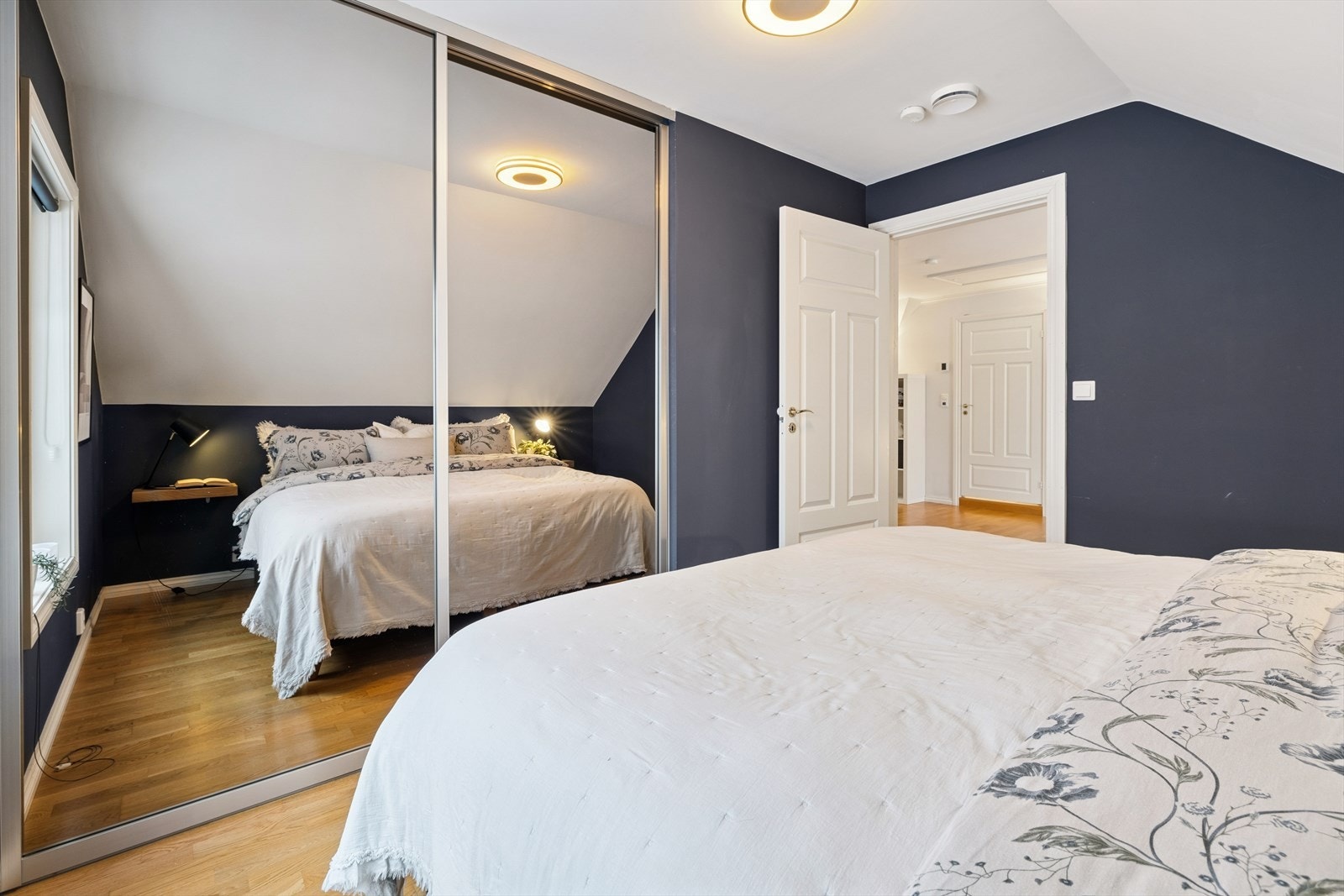 Hovedsoverommet er utstyrt med en romslig skyvedørsgarderobe med speilfronter. Galleribilde