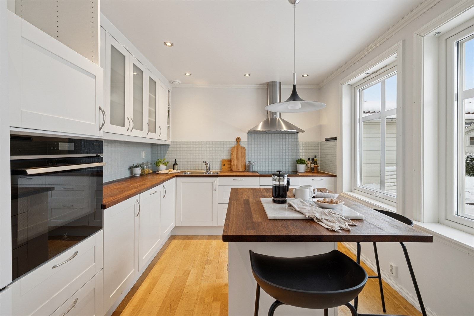 Kjøkkenet har en innredning med profilerte fronter og en tilhørende kjøkkenøy i samme stil. Galleribilde