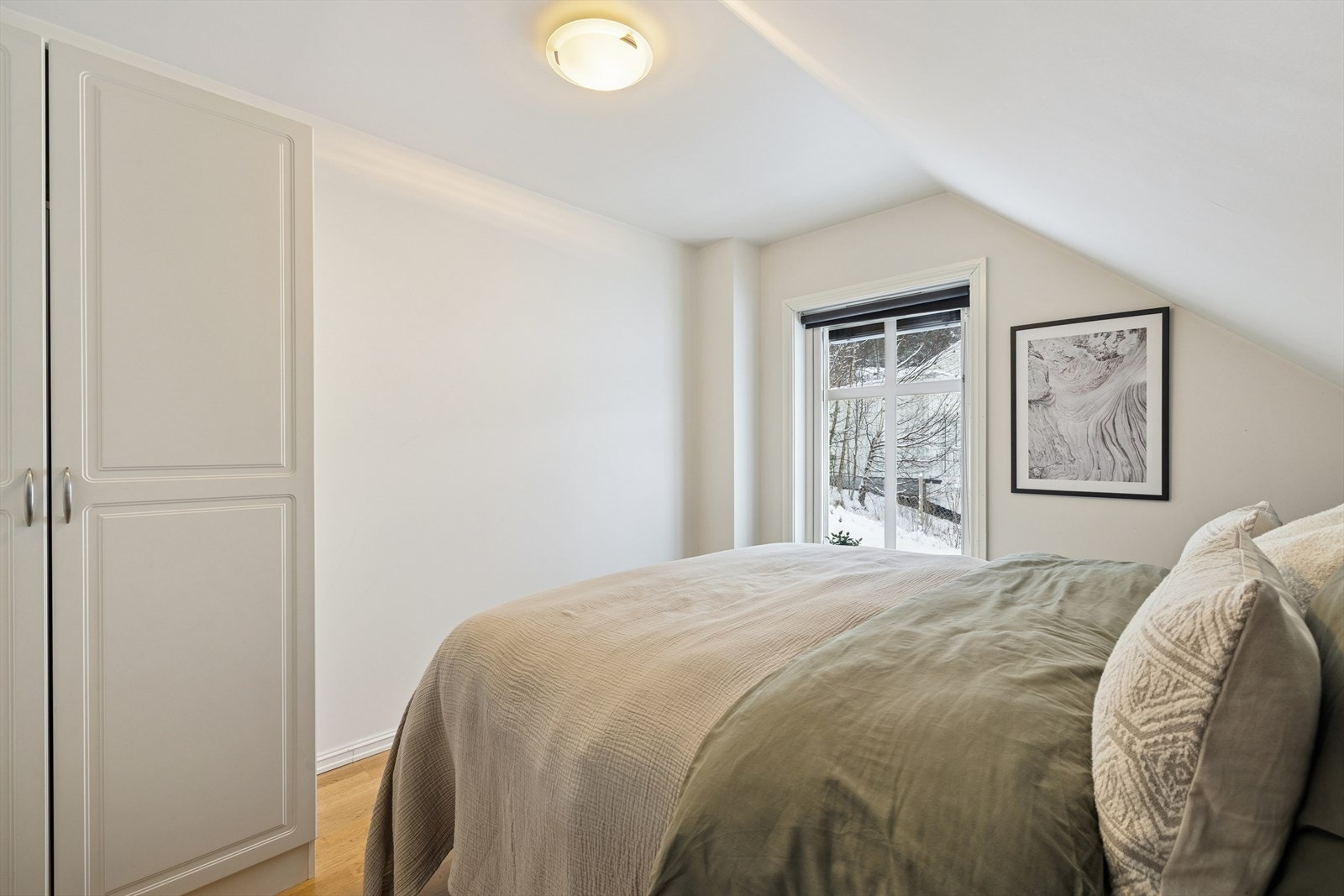 Godt med oppbevaringsplass i medfølgende garderobeskap. Galleribilde