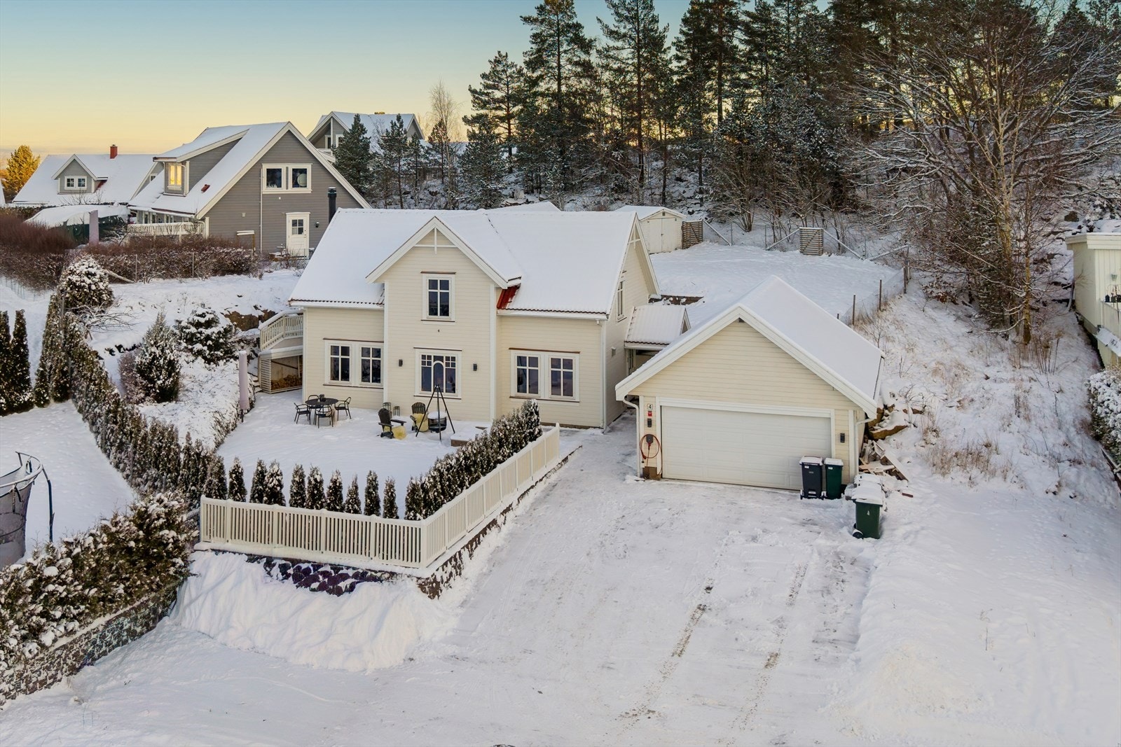 Usjenert beliggenhet på feltet - med gode parkeringsmuligheter. Galleribilde