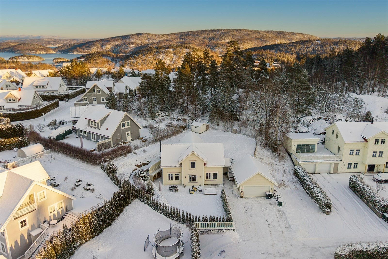 Falkeveien 4 har en fantastisk beliggenhet i meget barnevennlige omgivelser innerst i blindvei uten gjennomgangstrafikk. Galleribilde