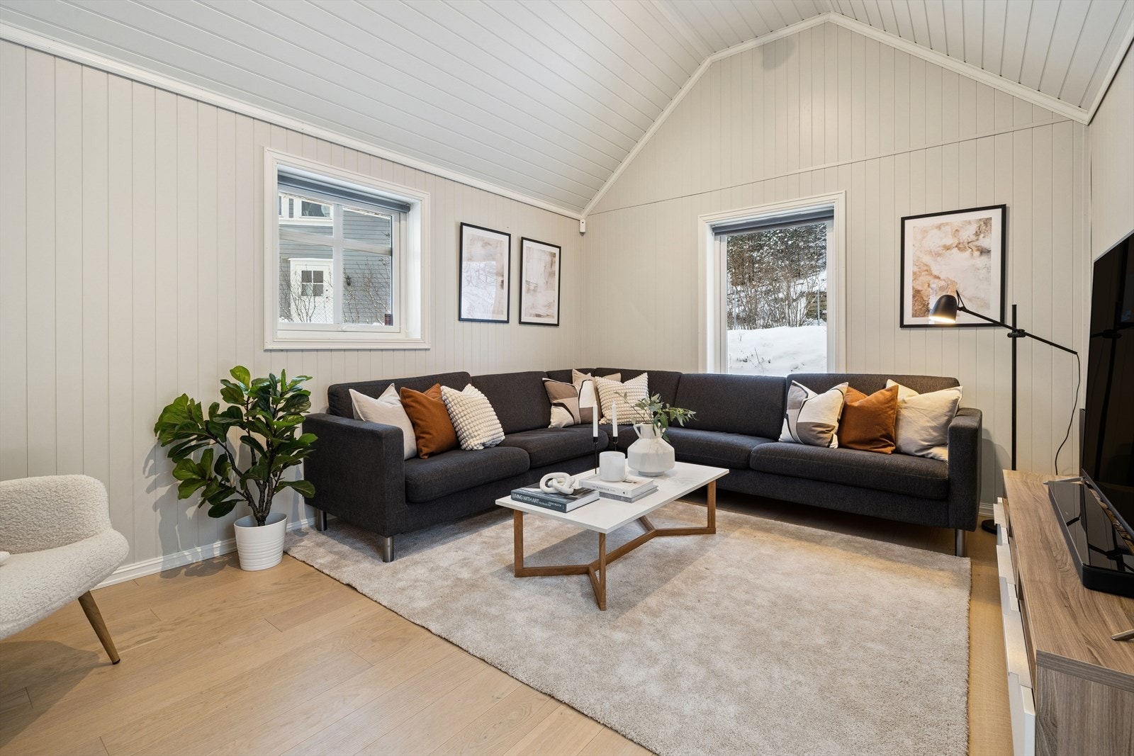 Boligen ble tilbygget med et allrom i 2. etasje. Det foreligger ikke ferdigattest på tilbygget. Galleribilde