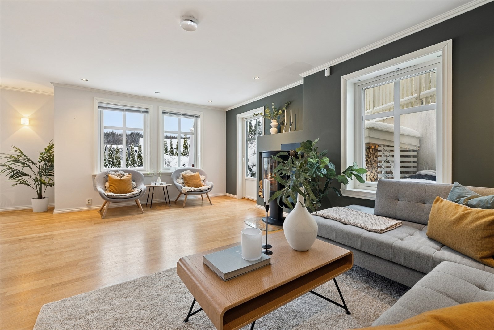 Her er det god plass til både sofagruppe, lesekrok og spisestue i ulike soner. Galleribilde