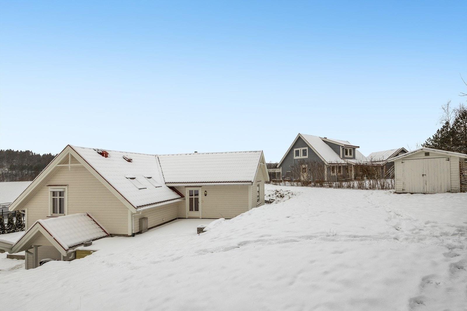 Tomten er inngjerdet med gjerde i tre og port ved gårdsplass/adkomst, og galvanisert gjerde for øvrig. Galleribilde