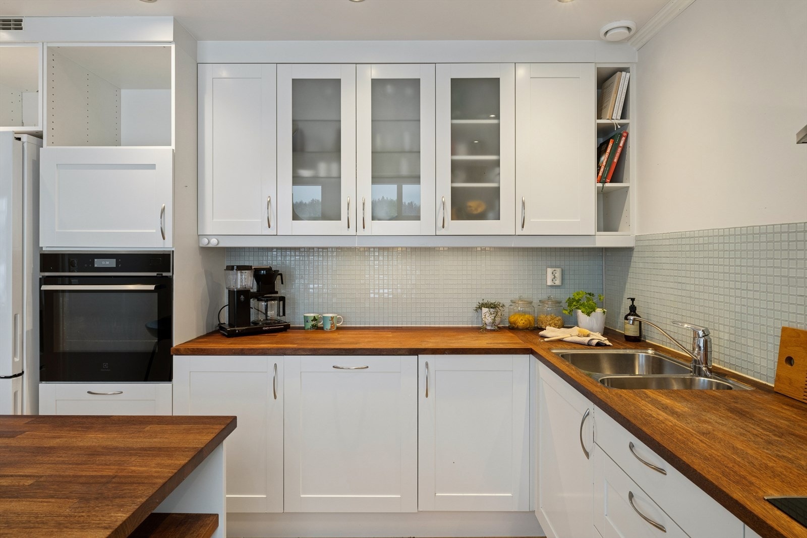 Innredningen har integrert stekeovn, keramisk topp og oppvaskmaskin, samt en nisje med frittstående kjøleskap. Galleribilde