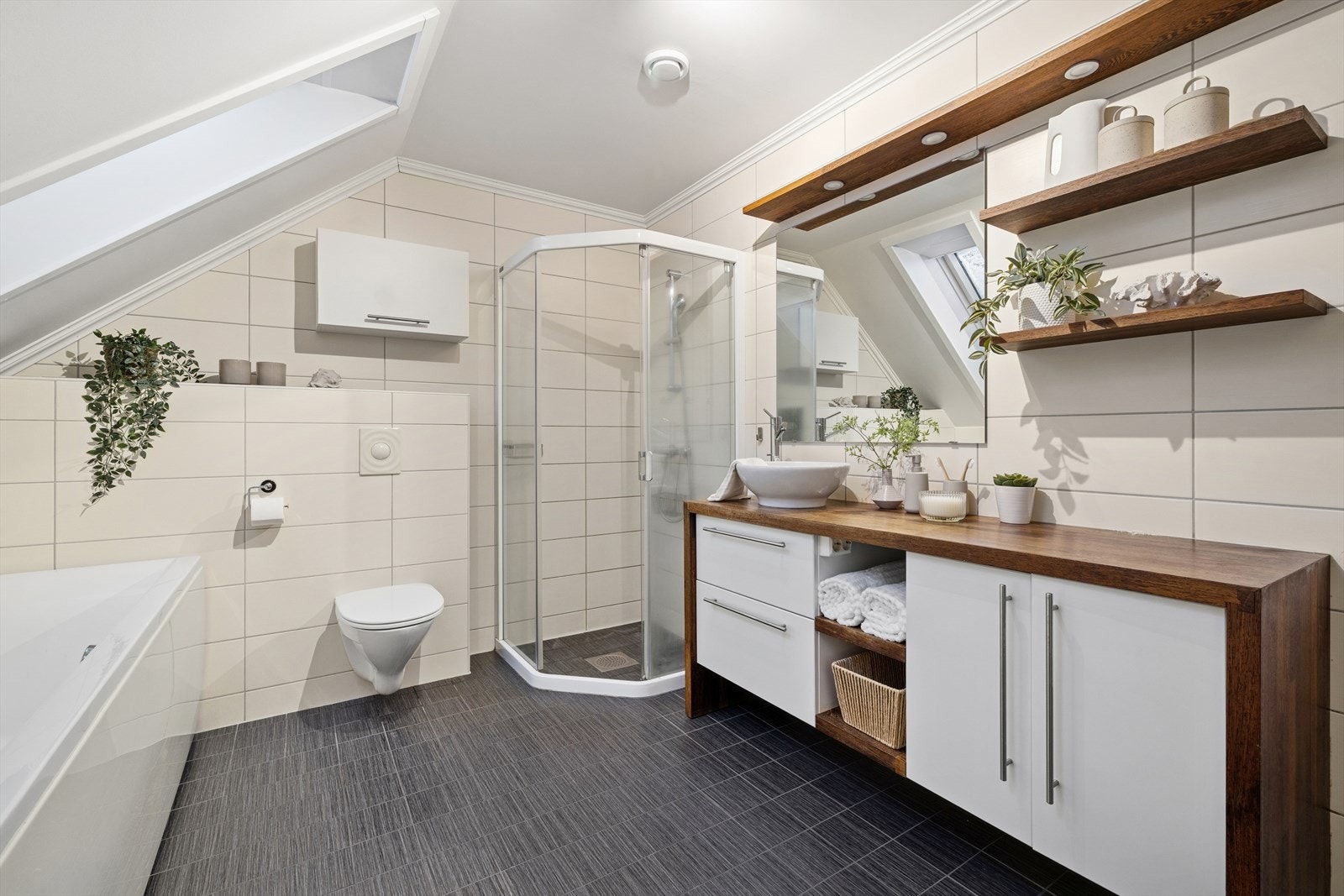 Dette kombinerte badet og vaskerommet er fra byggeår 2008. Rommet har fliser på gulv og vegger, og det er elektriske varmekabler i gulvet. Galleribilde