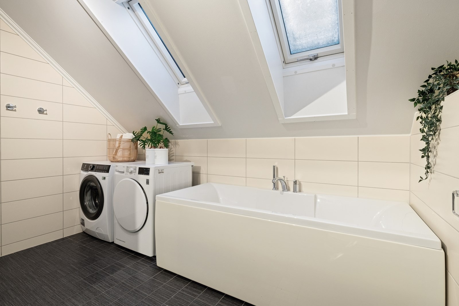 På badet er det også opplegg for vaskemaskin. Galleribilde