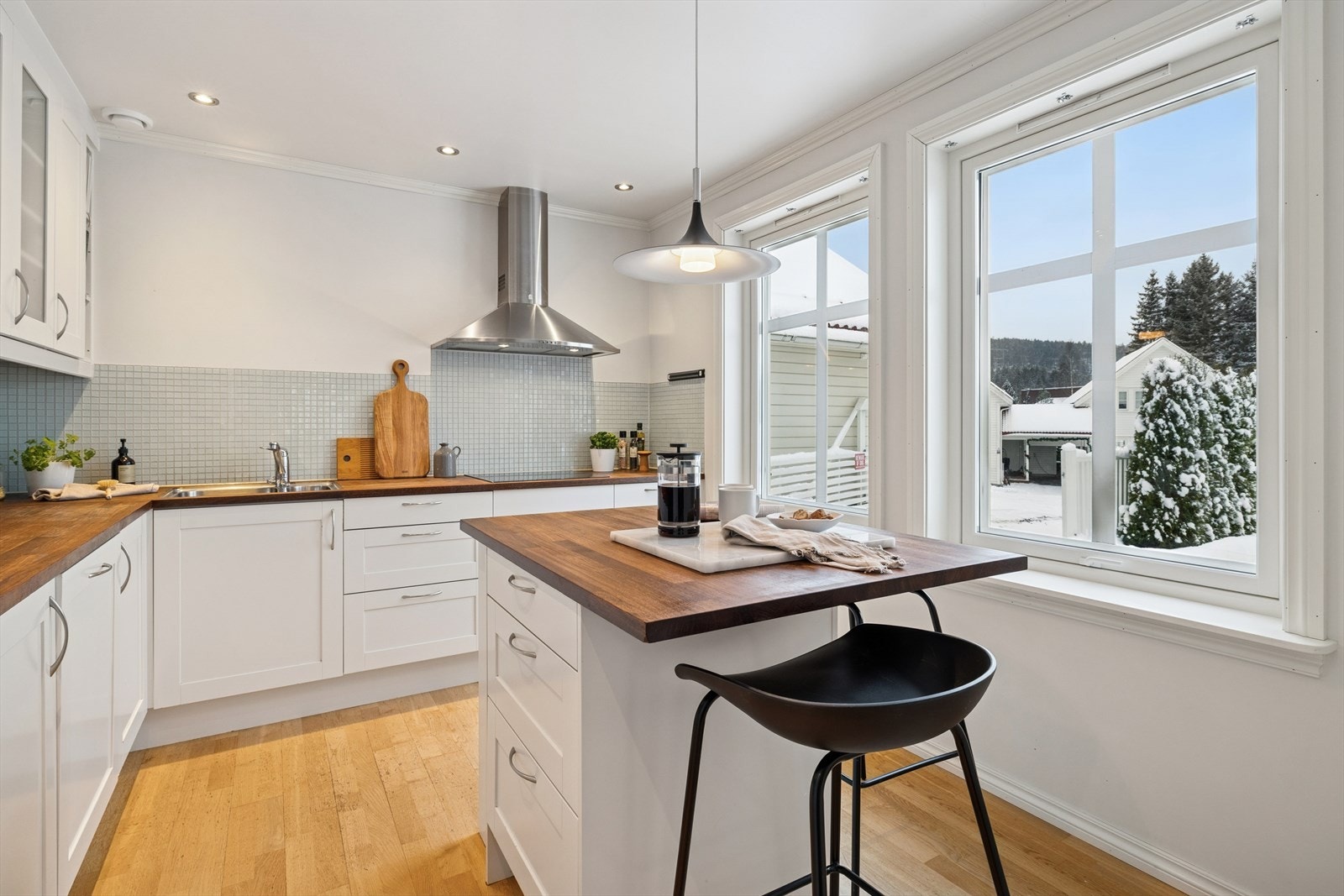 Adskilt kjøkken med praktisk barløsning. Galleribilde