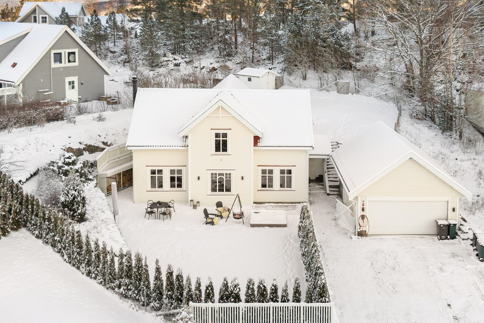 Falkeveien 4 er en pen enebolig fra 2008 og er senere tilbygget i 2012-2013. Galleribilde