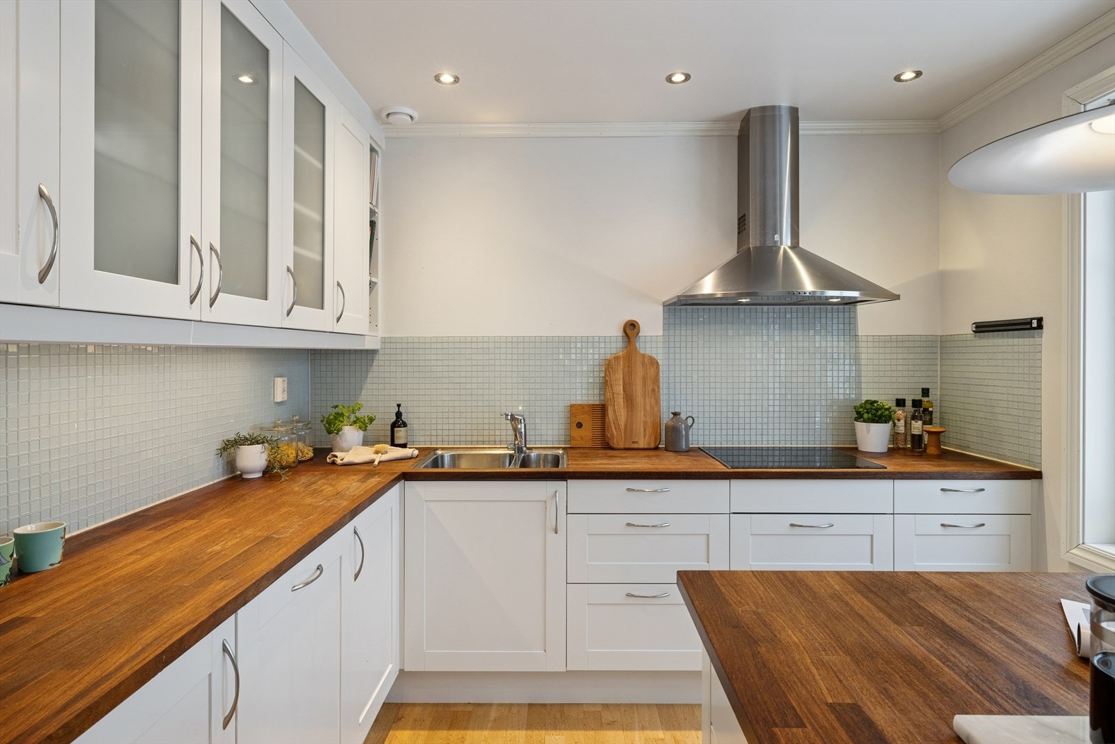 Her er det godt med skap- og benkeplass. Galleribilde