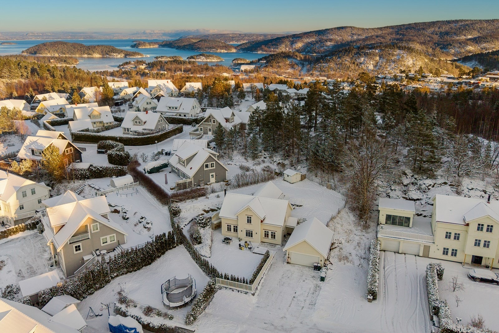 Eiendommen har gode solforhold med skjermet hage og fine uteplasser. Galleribilde