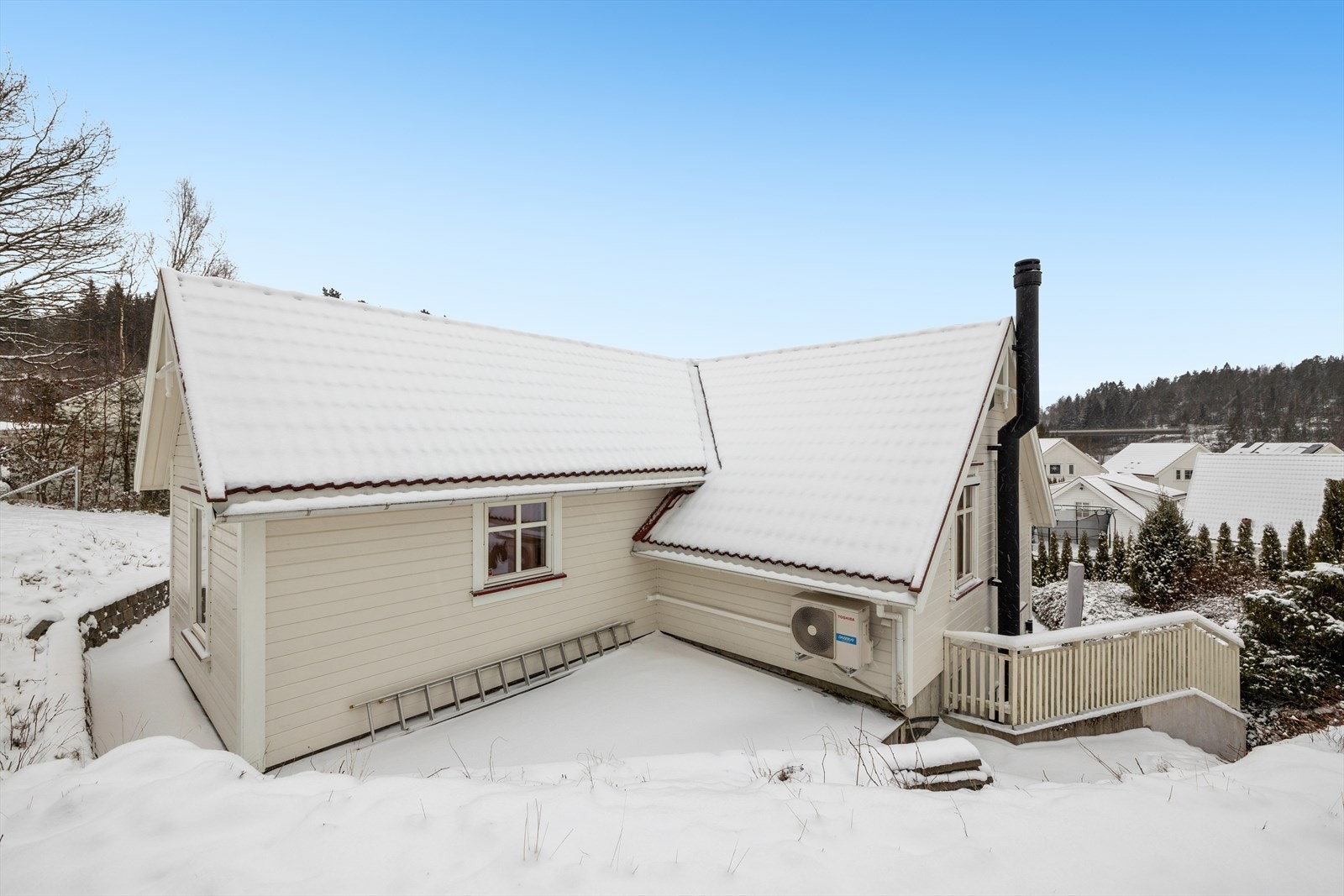 Tomten er pent opparbeidet med steinsatt gårdsplass og adkomst, trapper, terrasser og beplantning. Galleribilde