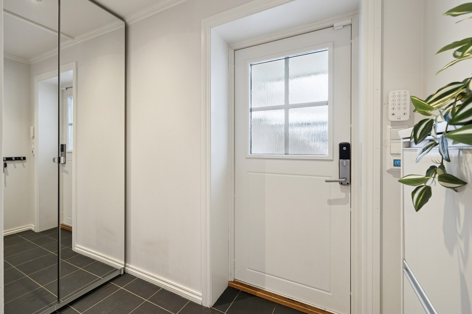 Man ønskes velkommen i en entré med speilskap. Galleribilde