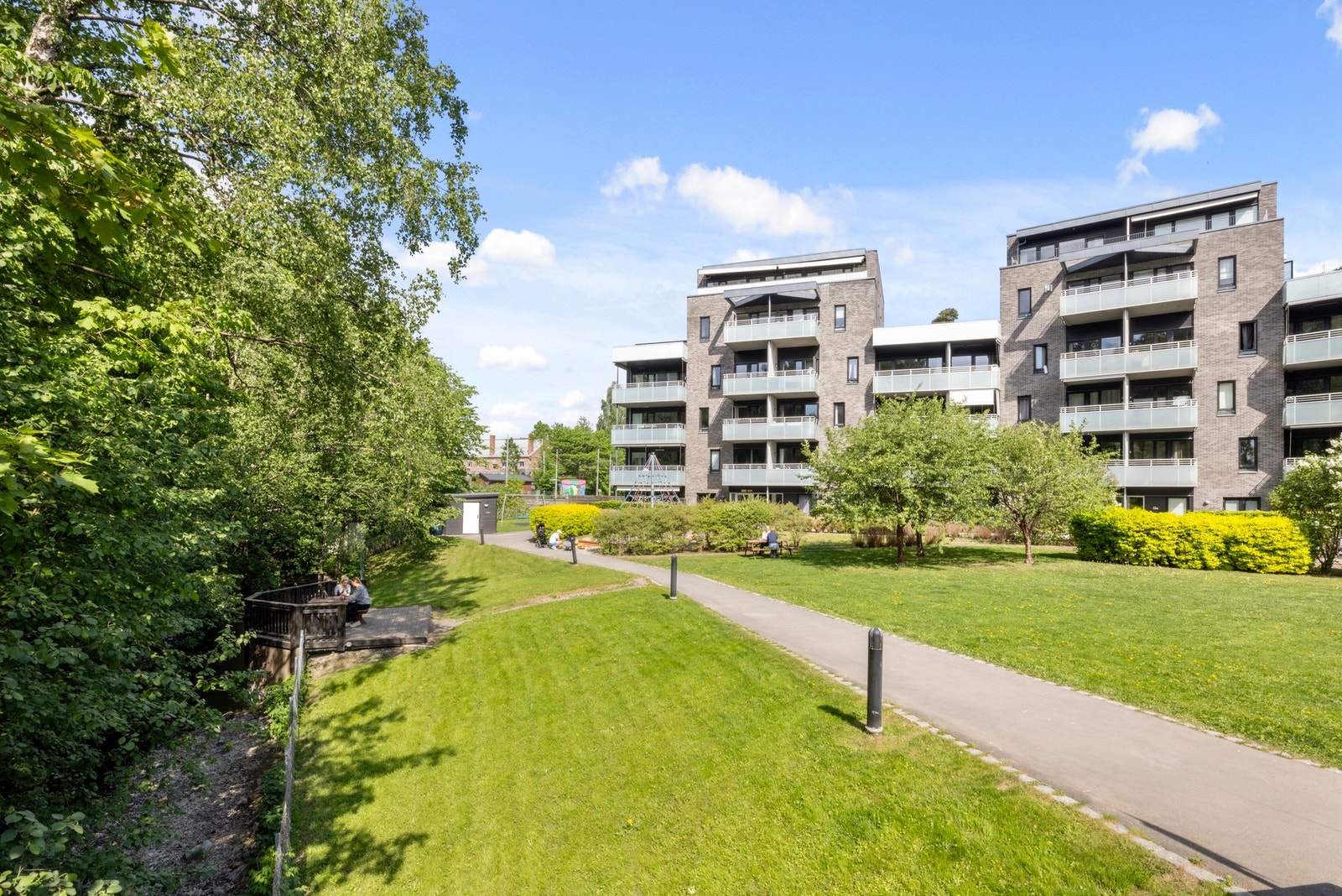 På eiendommen er det en bro over til Hoffsbekken Galleribilde