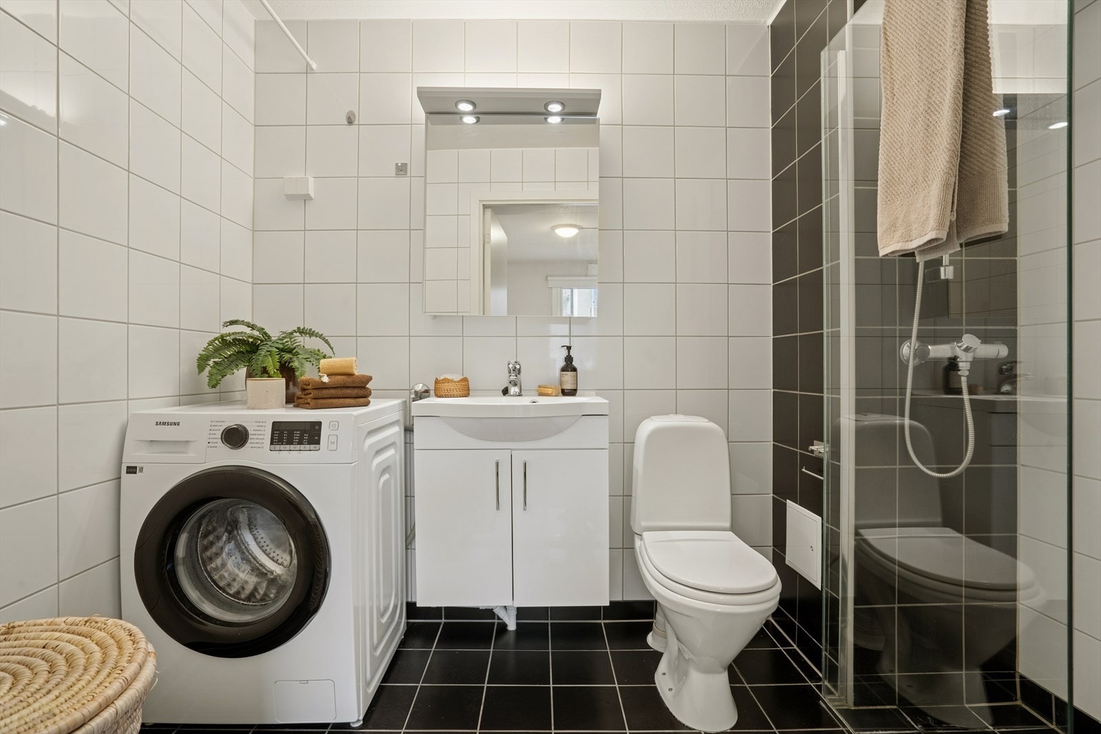 Det romslige badet fremstår både innbydende og funksjonelt. Galleribilde