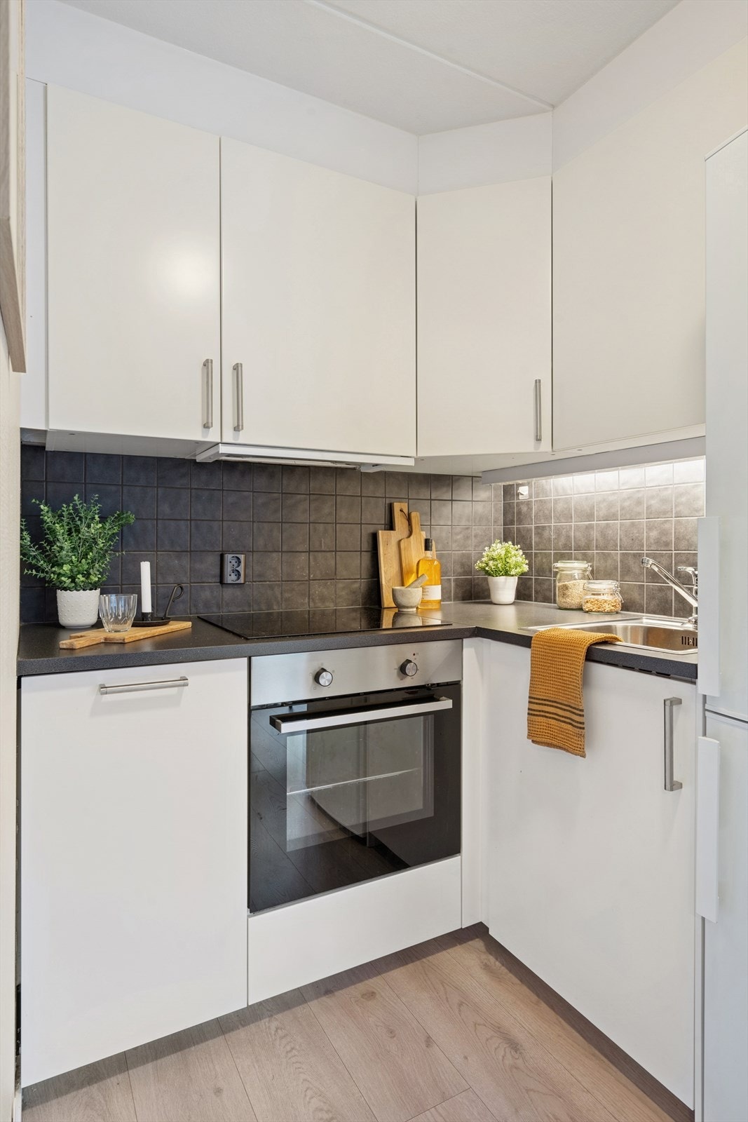 Kjøkkenet er godt utrustet med praktiske løsninger og alt du trenger for en effektiv hverdag. Galleribilde