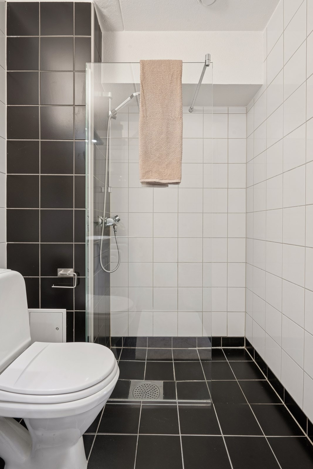 Med innglasset dusjhjørnet, vaskeservant med underskap, vannklosett og opplegg til vaskemaskin har du alt du måtte trenge. Galleribilde