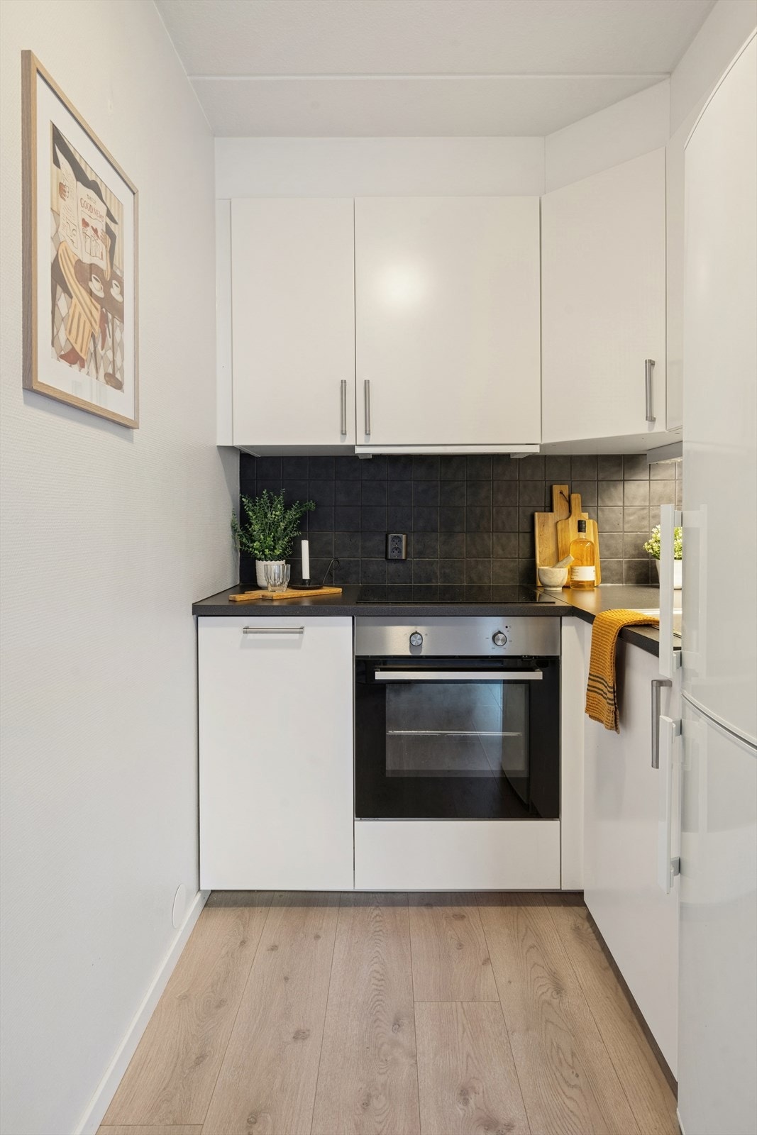 Her er du utstyrt med integrert stekeovn med koketopp, oppvaskmaskin og kjøleskap, i en klassisk innredning. Galleribilde