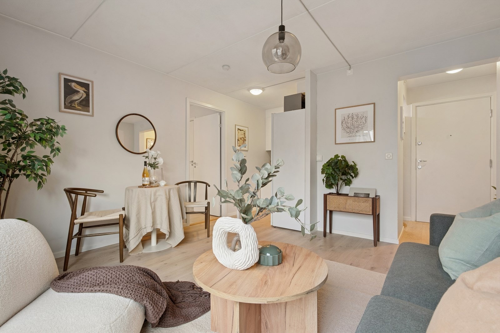 Kjøkken og stue er i delvis åpen løsning, hvor du enkelt kan oppholde gjester mens du kokkelerer på kjøkkenet. Galleribilde