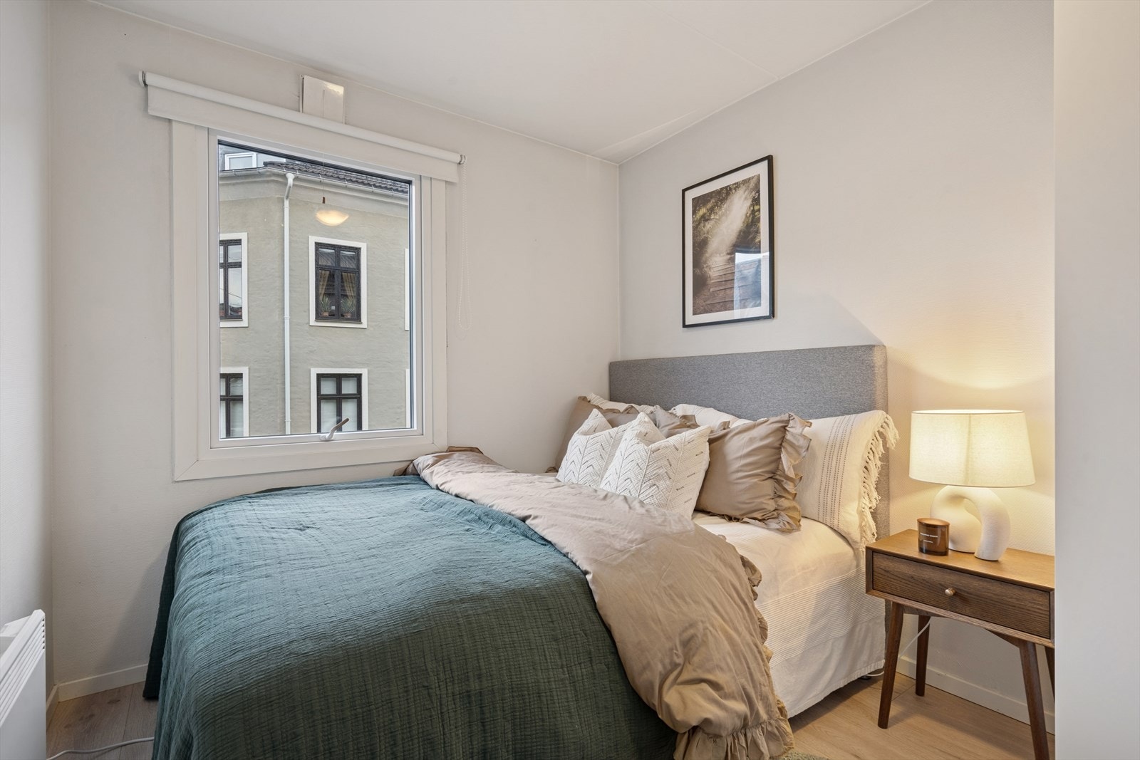 Fargevalget skaper en lun og god atmosfære, perfekt for avslapning etter en lang dag. Galleribilde