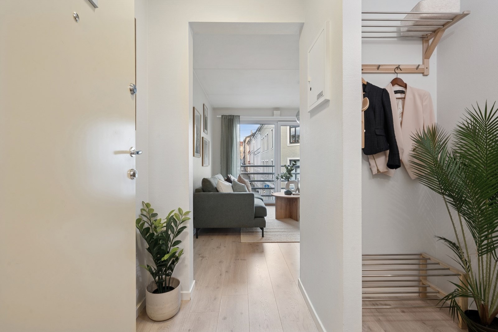 Praktisk entré med god plass til oppbevaring av jakker og sko. Galleribilde