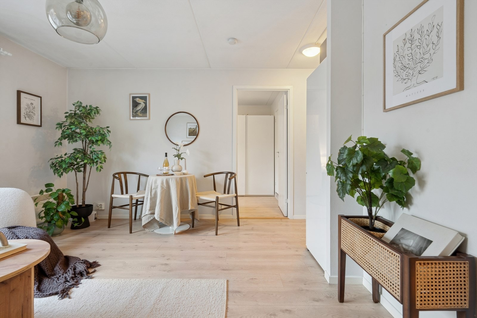 Rommet er lyst og luftig, med rikelig lysinnslipp fra store vindusflater. Galleribilde