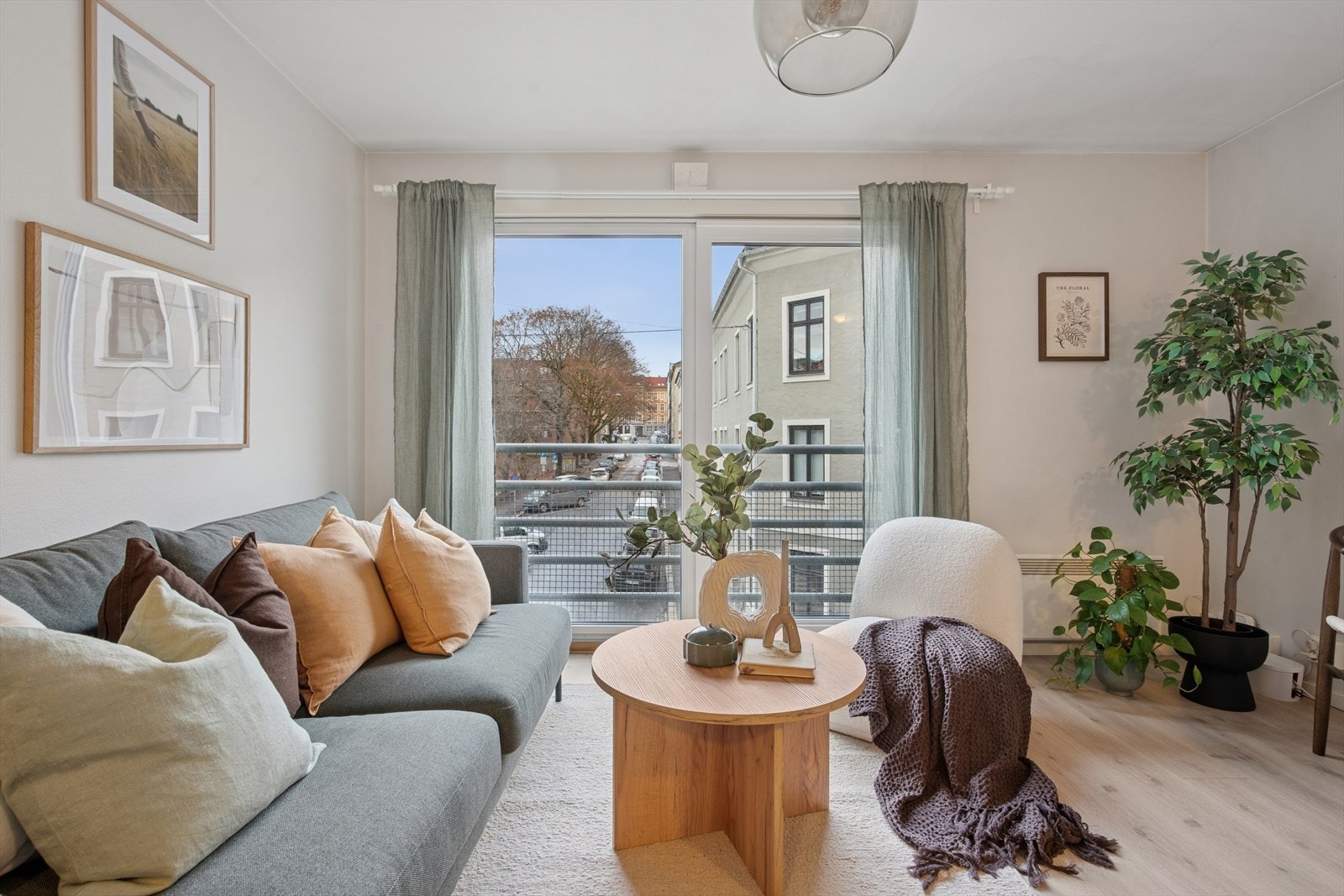 Den sosiale stuen byr på gode møbleringsmuligheter, hvor du enkelt kan dele rommet opp i soner med sofagruppe og spisebord. Galleribilde